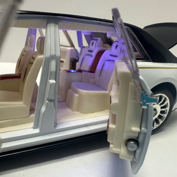 1:24 Rolls-Royce Phantom Metal Diecast BLACK WHITE WITH LEDS Roll-Back - Picture 10 of 14